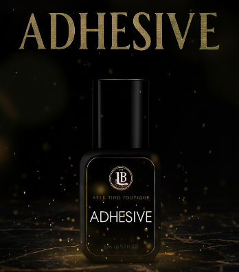 Adhesivo profesional LashXtend Boutique en envase negro con detalles dorados, ideal para extensiones de pestañas clásicas, híbridas y volumen ruso. Fórmula de alta retención, secado rápido y acabado elegante para artistas lash en entornos boutique.